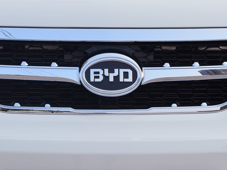 
	中國儲能網(wǎng)訊: 6月12日，比亞迪官方稱其獲簽英國18MW集裝箱儲能項目，這是比亞迪今年在英國市場拿下的第三個訂單，前兩個訂單分別為43MW、50MW儲能項目。英國已成為繼美國之后比亞迪儲能業(yè)務的又一主要市場