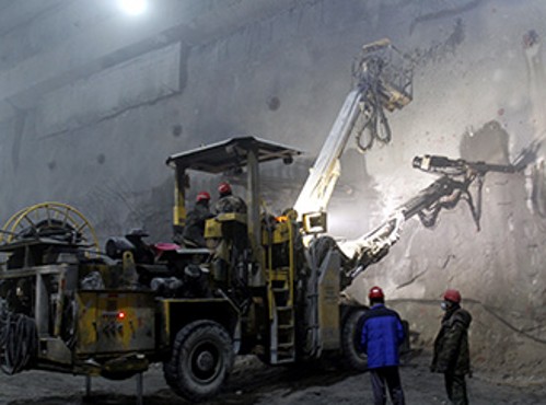 
	中國儲能網(wǎng)訊：日前，記者從國網(wǎng)新源牡丹江抽水蓄能有限公司獲悉，荒溝抽水蓄能電站主機(jī)設(shè)備設(shè)計基本定型，這標(biāo)志著該電站工程又完成一個重要節(jié)點(diǎn)。該電站在國內(nèi)抽水蓄能系統(tǒng)中率先采用四項(xiàng)創(chuàng)新技術(shù)設(shè)備，進(jìn)一步提升了施工速度和質(zhì)量，確保工程按期推進(jìn)