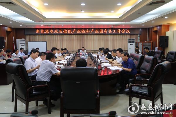 
	中國儲能網(wǎng)訊：6月13日，婁底市委副書記、市長楊懿文主持專題會議，研究新能源電池及儲能產(chǎn)業(yè)鏈和產(chǎn)業(yè)園有關(guān)工作。他要求，突出重點(diǎn)，為企業(yè)提供優(yōu)質(zhì)高效的政務(wù)服務(wù)，有效推進(jìn)新能源電池及儲能產(chǎn)業(yè)鏈和產(chǎn)業(yè)園建設(shè)，為推進(jìn)全市經(jīng)濟(jì)社會發(fā)展打造新引擎、形成新動力、拉動新增長