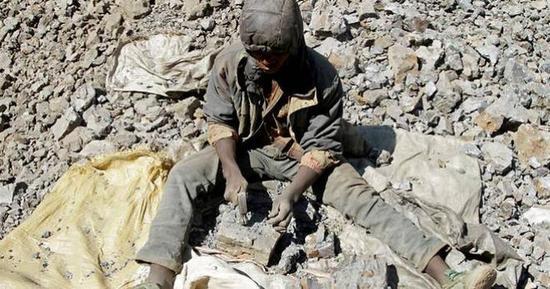 
	中國儲能網(wǎng)訊：據(jù)外媒報道，盡管松下（Panasonic Corp）宣布在不遠(yuǎn)的將來開始研發(fā)無鈷車用級電池，但業(yè)內(nèi)人士預(yù)計，在未來五年內(nèi)，松下的鈷消耗量將翻3倍多。松下為Model 3等所有新款特斯拉車型提供電池，是其獨(dú)家供應(yīng)商