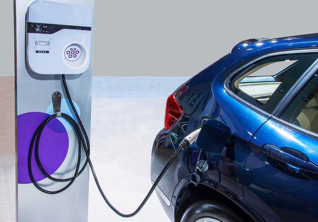 
	中國儲能網(wǎng)訊：6月16日，一家新能源研究院真鋰研究公布了今年前5個月的動力電池裝機(jī)量，今年總共有73家動力電池公司實(shí)現(xiàn)裝機(jī)，但寧德時代、比亞迪和國軒高科三家頭部公司的裝機(jī)量就占據(jù)了七成市場份額，這意味著剩下的70家公司總共分享了三成的市場。


	每經(jīng)記者 蘇杰德    每經(jīng)編輯 胥帥    



	


	圖片來源：視覺中國


	動力電池作為新能源汽車產(chǎn)業(yè)鏈的核心，在國內(nèi)市場格局尚未明朗之前，這個行業(yè)風(fēng)口仍受資本追逐