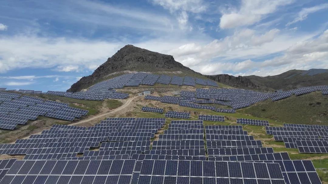 
	中國(guó)儲(chǔ)能網(wǎng)訊：2018年6月11日，財(cái)政部、國(guó)家發(fā)展改革委、國(guó)家能源局聯(lián)合發(fā)布《關(guān)于公布可再生能源電價(jià)附加資金補(bǔ)助目錄（第七批）的通知》（財(cái)建〔2018〕250號(hào)）。根據(jù)該通知，列入第七批可再生能源電價(jià)附加資金補(bǔ)助目錄的包括太陽(yáng)能發(fā)電項(xiàng)目613個(gè)，容量約17.3GW，主要集中在內(nèi)蒙古、河北、山東等地區(qū)；非自然人分布式光伏發(fā)電補(bǔ)貼容量約3.2GW；風(fēng)電項(xiàng)目475個(gè)，容量約33.9GW，主要集中在新疆、內(nèi)蒙古、云南等地區(qū)；生物質(zhì)發(fā)電項(xiàng)目97個(gè)，容量約1.5GW