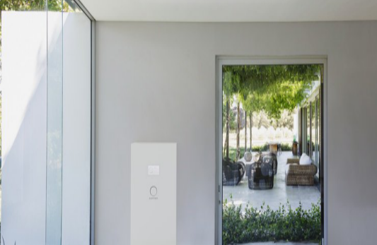 
	中國儲能網(wǎng)訊：據(jù)報道，美國新罕布什爾州的一家公用事業(yè)公司的電池儲能試點(diǎn)項目可能正處于批準(zhǔn)的邊緣，而這是迄今為止美國最具雄心勃勃的儲能測試項目之一。


	


	在此過程中，相關(guān)監(jiān)管機(jī)構(gòu)和利益相關(guān)方正在提出一個對3000多家美國公用事業(yè)公司來說至關(guān)重要的問題：公用事業(yè)公司是應(yīng)該擁有客戶的儲能系統(tǒng)的所有權(quán)還是應(yīng)該將其所有權(quán)留給客戶？


	公用事業(yè)公司已經(jīng)看到大規(guī)模電池儲能為削減高峰需求提供的好處，為電網(wǎng)提供服務(wù)，并使系統(tǒng)更加靈活