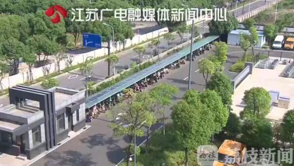 
	中國(guó)儲(chǔ)能網(wǎng)訊：適應(yīng)低碳經(jīng)濟(jì)、綠色環(huán)保的發(fā)展趨勢(shì)，新能源車(chē)棚開(kāi)始出現(xiàn)在我們身邊。最近，集