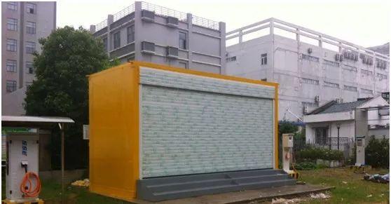 
	中國儲能網(wǎng)訊：示范運營辦公樓的外墻空地上，一棟黃色集裝箱建筑亮眼的坐落著。這個由技術發(fā)展部牽頭、電動汽車運服公司大力協(xié)助的光伏儲能項目工程施工至今已將近2個半月，目前該項目經(jīng)過分秒必爭的努力，已于6月10日提前完成整體目標