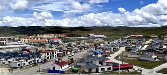 
	中國儲能網(wǎng)訊：6月20日，海拔4300米的青?，敹嗫h。21歲的藏族姑娘內(nèi)措起床后第一件事，便是將妹妹前一天不小心弄臟的外衣丟進洗衣機