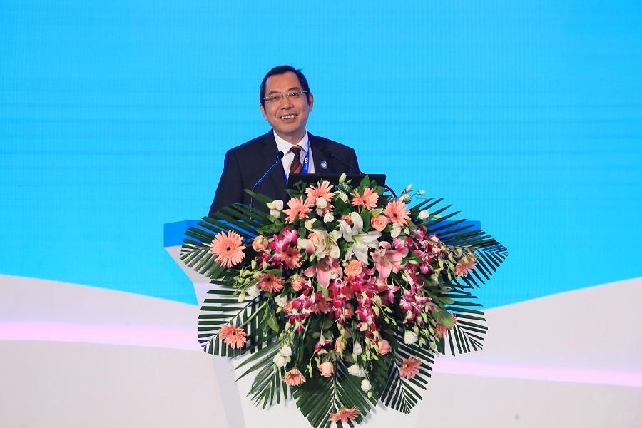 
	中國儲能網(wǎng)訊：2018年6月27日，中國電動汽車百人會與青海省人民政府、工業(yè)和信息化部、科學技術部共同在青海舉辦了“中國（青海）鋰產(chǎn)業(yè)與動力電池國際高峰論壇”。論壇主要圍繞動力電池與上游材料的協(xié)同發(fā)展、動力電池與整車企業(yè)的協(xié)同發(fā)展、動力電池與環(huán)境保護的協(xié)同發(fā)展開展了廣泛深入的討論