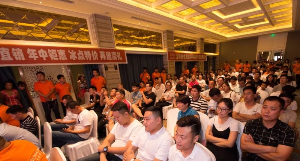  今年「630」如期而至，全國光伏人都在黯然神傷地唱「涼涼」，陽光家庭光伏卻逆勢而起、率先發(fā)力，以3場活動爆簽4000千瓦的驕人戰(zhàn)績，為行業(yè)注入新的發(fā)展信心、動力和希望，率先帶動戶用光伏步入平價上網(wǎng)時代。

火熱盛夏，「炎值」高漲，陽光家庭光伏工廠直銷會在各地爆啟戶用光伏質(zhì)惠狂歡盛宴