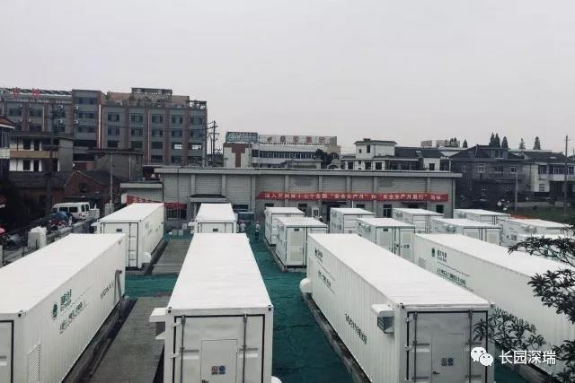 
	中國儲能網(wǎng)訊：6月30日，江蘇鎮(zhèn)江長旺儲能站（8MW/16MWh）成功并網(wǎng)，告捷630！獻禮“七一”！是迄今為止網(wǎng)內(nèi)已并網(wǎng)的最大儲能電站。


	



	鎮(zhèn)江長旺儲能電站選址在原已退役的35kV長旺變電站內(nèi)，項目建設(shè)規(guī)模為8MW/16MWh,采用磷酸鐵鋰電池，通過1回10kV線路接入110kV長旺變10kV側(cè)