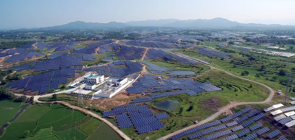 光伏行業(yè)正在經(jīng)歷政策調(diào)整后的陣痛。國家發(fā)改委、財政部、能源局三部門6月1日聯(lián)合下發(fā)《關(guān)于2018年光伏發(fā)電有關(guān)事項的通知》（下稱“新政”）