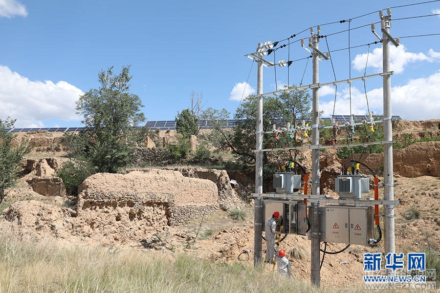  6月28日，冀北懷安縣供電公司對懷安縣柴溝堡鎮(zhèn)興隆窯村光伏扶貧電站進(jìn)行并網(wǎng)前的最終調(diào)試。近年來，河北省懷安縣扎實(shí)推進(jìn)村級光伏扶貧電站項(xiàng)目建設(shè)，2018年該縣村級光伏扶貧電站裝機(jī)容量達(dá)28.5兆瓦