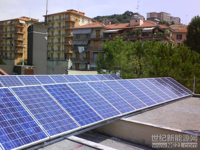  歐盟理事會、議會和委員會正在重新談判歐盟現(xiàn)行的可再生能源指令（指令2009/28／EC），對自我消耗光伏收費(fèi)的規(guī)定可能將會有改變。



意大利的一個住宅光伏系統(tǒng)

與會者上周三同意，取消針對自我消費(fèi)和直接線路連接的歧視性收費(fèi)和阻礙性監(jiān)管框架