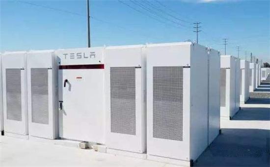 
	中國儲能網(wǎng)訊：美國加利福尼亞州一家公用事業(yè)公司尋求批準(zhǔn)建造全球最大蓄電池，加入越來越多投資于電力存儲的電力公司行列。PG&E Corp旗下的Pacific Gas & Electric Co.上周五在給監(jiān)管部門提交的文件中詳述了四個總儲量近570兆瓦的電力存儲項(xiàng)目，包括在一個由Vistra Energy Corp.旗下的天然氣發(fā)電廠安裝一個300兆瓦蓄電池