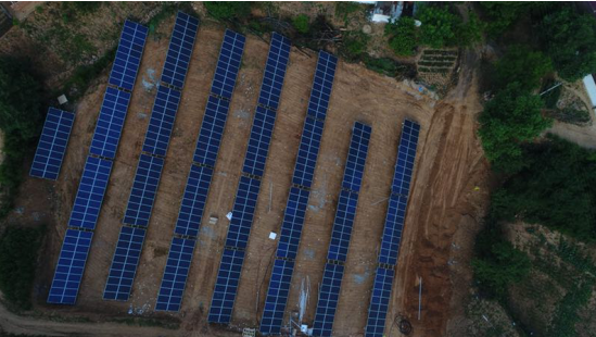 武鄉(xiāng)縣位于太行山西麓，山西省東南部，長治市最北端，橫跨太行、太岳兩山，當(dāng)?shù)啬耆照諗?shù)在2600h以上，屬于日照充足的地區(qū)，當(dāng)戶用電站、光伏扶貧、沉陷區(qū)光伏基地以及工商業(yè)電站遇上這樣得天獨(dú)厚地光照條件，似乎推動起來顯得順風(fēng)順?biāo)?。財?jīng)日歷資訊快遞貴金屬模擬交易貴金屬專家直播室金投網(wǎng)貴金屬行情軟件當(dāng)?shù)匾虻刂埔?，把光照?yōu)勢與扶貧工作緊密結(jié)合，衍生出以扶貧為目的的村級扶貧電站，日前武鄉(xiāng)縣16村安裝容量8MW的村級扶貧電站成功并網(wǎng)發(fā)電，貧困戶脫貧致富指日可待