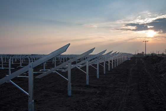 今年6月1日，一則重磅新聞?wù)痼@了整個光伏行業(yè)。國家發(fā)改委、財政部、國家能源局當(dāng)日聯(lián)合發(fā)布了一份《關(guān)于2018年光伏發(fā)電有關(guān)事項的通知》，因降補(bǔ)貼、限規(guī)模力度超出預(yù)期，被稱為“史上最嚴(yán)光伏新政”