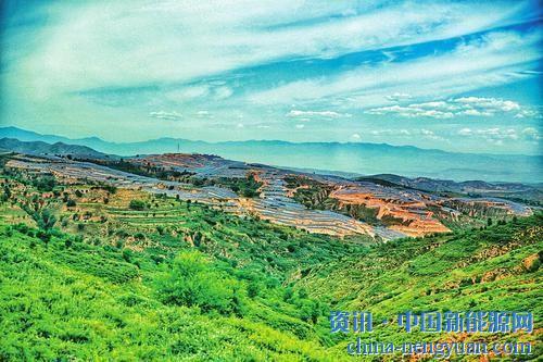                                                                                                                                                                     
	　　婁煩縣產(chǎn)業(yè)扶貧又有大動作，6月29日上午，86.88兆瓦光伏扶貧電站在合閘儀式之后正式并網(wǎng)發(fā)電。該項目包括30兆瓦集中式扶貧電站、51.98兆瓦聯(lián)村扶貧電站、4.9兆瓦村級扶