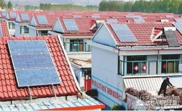  近日，南康區(qū)龍嶺鎮(zhèn)清田村原村委會主任黃輝明因侵占貧困戶光伏發(fā)電收益問題被查處。


 
經(jīng)查，2015年7月，清田村貧困戶黃某海申請了光伏發(fā)電項目，因其年齡較大，需一擔(dān)保人擔(dān)保才能辦理貸款，同時因其居住的是土坯房無法安裝光伏發(fā)電設(shè)備