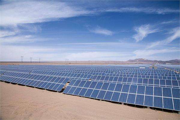 日前，記者從人行六安市中支獲悉，為進(jìn)一步支持光伏扶貧項(xiàng)目，積極發(fā)揮金融扶貧在脫貧攻堅中的重要作用，今年以來，六安市銀行業(yè)金融機(jī)構(gòu)創(chuàng)新金融扶貧模式,不斷提升對光伏扶貧項(xiàng)目的貸款支持力度，截至5月末，全市發(fā)放光伏扶貧項(xiàng)目貸款余額17.2億元，累計受益貧困戶8.7萬戶。財經(jīng)日歷資訊快遞貴金屬模擬交易貴金屬專家直播室金投網(wǎng)貴金屬行情軟件六安市銀行業(yè)金融機(jī)構(gòu)為光伏扶貧項(xiàng)目量身定制信貸產(chǎn)品，已推出“陽光貸”等專項(xiàng)產(chǎn)品，推廣“貧困村+貧困戶+信貸+運(yùn)營公司”等模式