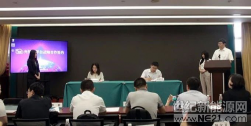 為促進儲能在電力行業(yè)的應(yīng)用，推進能源生產(chǎn)和消費革命，構(gòu)建清潔低碳、安全高效的能源體系。6月29日，在北京舉辦的國網(wǎng)電商光儲云平臺發(fā)布及研討會上，古瑞瓦特與國網(wǎng)電商平臺簽署了戰(zhàn)略合作協(xié)議，雙方將發(fā)揮各自行業(yè)領(lǐng)域優(yōu)勢，在光伏、儲能、綜合能源服務(wù)等領(lǐng)域展開戰(zhàn)略合作,共同布局光儲產(chǎn)業(yè)的數(shù)字化，實現(xiàn)生態(tài)的開放、共建、共贏