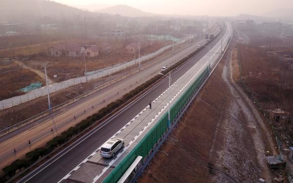                                         
	
	2017年12月28日，全球首條1.1千米的光伏高速公路在濟(jì)南亮相。 視覺中國 資料圖

	　　2017年12月28日，全球首條1.1千米的光伏高速公路亮相濟(jì)南，引發(fā)全國以及世界各大媒體關(guān)注報(bào)道