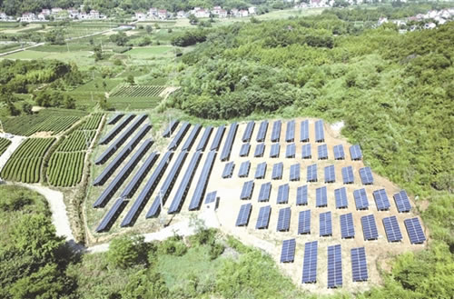                                         
	

	　　石臺(tái)縣丁香鎮(zhèn)光伏發(fā)電集中安裝點(diǎn)位于丁香鎮(zhèn)新中村龍山組，規(guī)劃面積50畝。

	　　2017年，完成2個(gè)村集體庫山村和山茶村120千瓦，扶貧戶152戶456千瓦的建設(shè)和并網(wǎng)發(fā)電