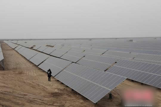                                         
	

	　　2013年1月18日，新疆兵團(tuán)阿拉爾市30兆瓦大型地面光伏電站成功并網(wǎng)，成為新疆兵團(tuán)首批并網(wǎng)的大型地面光伏電站。(資料圖)　戚亞平　攝

	　　記者3日從新疆生產(chǎn)建設(shè)兵團(tuán)國土資源局獲悉，該局新近會(huì)同新疆兵團(tuán)扶貧辦、發(fā)展改革委印發(fā)《關(guān)于支持扶貧和規(guī)范光伏發(fā)電產(chǎn)業(yè)用地的意見》，提出一系列光伏發(fā)電產(chǎn)業(yè)用地優(yōu)惠政策，力促光伏扶貧，發(fā)力精準(zhǔn)脫貧新舉措助推脫貧攻堅(jiān)