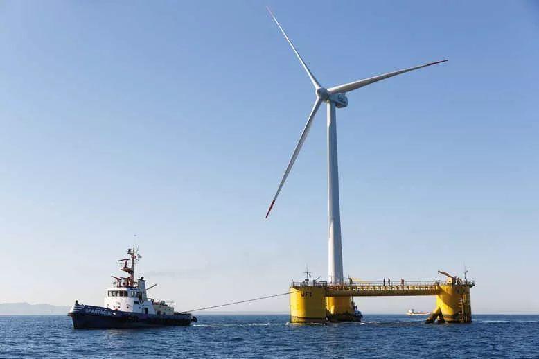 
	中國(guó)儲(chǔ)能網(wǎng)訊：近日，世界上第一個(gè)商業(yè)化漂浮式海上風(fēng)場(chǎng)----Hywind，安裝了一套1MW容量的電池系統(tǒng)，這也是全球首個(gè)真正意義上為海上風(fēng)電場(chǎng)配套設(shè)置的電池儲(chǔ)能系統(tǒng)。


	



	英國(guó)Hywind漂浮式海上風(fēng)場(chǎng)總裝機(jī)30MW，安裝了5臺(tái)6MW風(fēng)機(jī)，風(fēng)場(chǎng)通過33kV電纜連接到蘇格蘭Peterhead陸上變電站，這套電池儲(chǔ)能系統(tǒng)正是安裝于此