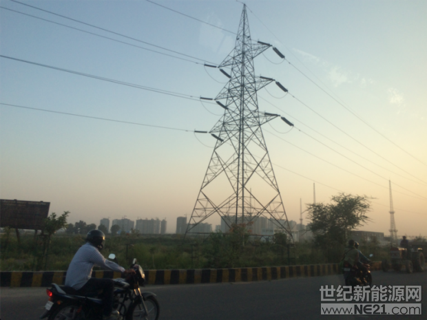 在印度最近舉行的2GW跨邦傳輸系統(tǒng)并網(wǎng)太陽(yáng)能項(xiàng)目拍賣中，印度太陽(yáng)能電價(jià)達(dá)到最低點(diǎn)2.44印度盧比/kWh（合0.036美元）。自2017年5月以來(lái)，這是首次出現(xiàn)這種情況