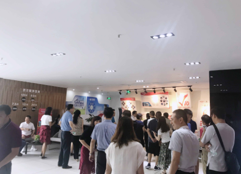 7月3日，涼山州政府副州長(zhǎng)、昭覺縣委書記子克拉格，昭覺縣人大常委會(huì)主任許世蓉等昭覺縣考察團(tuán)領(lǐng)導(dǎo)，以及禪城區(qū)委區(qū)政府辦公室主任余乾波、禪城區(qū)扶貧辦主任李錚等禪城區(qū)政府領(lǐng)導(dǎo)，30多人蒞臨南控電力總部，南控電力董事長(zhǎng)劉香峰陪同參觀了南控總部展廳，共賞南控先進(jìn)的光伏產(chǎn)品，觀看適用于各種場(chǎng)景的光伏發(fā)電系統(tǒng)，分享南控在光伏扶貧項(xiàng)目實(shí)施的經(jīng)驗(yàn)，體驗(yàn)?zāi)峡毓夥l(fā)電是如何提高人類生活的品質(zhì)。期間，還隆重舉行了捐贈(zèng)儀式——南控電力為昭覺縣人民政府捐贈(zèng)2臺(tái)南控光伏新能源汽車