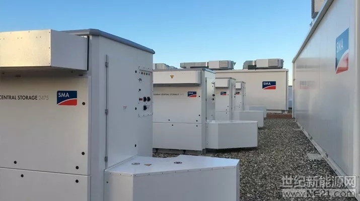  SMA為歐洲最大的電池儲能項目提供了整套系統(tǒng)技術(shù)解決方案。該項目位于英格蘭的Pelham，是英格蘭目前在建項目之一，項目連接負(fù)荷超60MVA，用于提供電網(wǎng)調(diào)頻所需的備用電源，從而改善電網(wǎng)波動