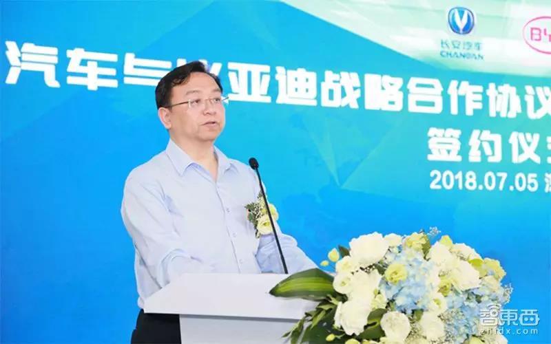 
	中國(guó)儲(chǔ)能網(wǎng)訊：車東西7月5日消息，比亞迪今日與長(zhǎng)安汽車在深圳簽署戰(zhàn)略合作協(xié)議，宣布組建合資公司，從事車用動(dòng)力電池生產(chǎn)、銷售等業(yè)務(wù)。比亞迪董事長(zhǎng)王傳福，長(zhǎng)安汽車總裁朱華榮等高層出席簽約儀式