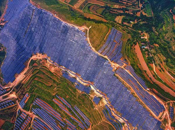                                         
	

	

	　　這是7月5日拍攝的山西省運(yùn)城市芮城縣光伏領(lǐng)跑技術(shù)基地（無人機(jī)拍攝）。 

	　　近年來，山西省運(yùn)城市芮城縣依托荒山坡地優(yōu)勢，加快發(fā)展光伏發(fā)電