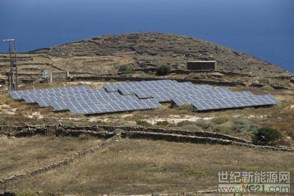 周一希臘太陽能項(xiàng)目拍賣分為兩類：第一類涉及500KW~1MW光伏項(xiàng)目，第二類涉及1MW~20MW光伏項(xiàng)目。第一類的成功競(jìng)標(biāo)價(jià)格從每兆瓦時(shí)75.87歐元到每兆瓦時(shí)80歐元不等，共招標(biāo)83個(gè)總計(jì)53.48MW的光伏項(xiàng)目；第二類拍賣進(jìn)一步降低了希臘太陽能發(fā)電的價(jià)格，最低報(bào)價(jià)為每兆瓦時(shí)62.97歐元，最高每兆瓦時(shí)71歐元，共招標(biāo)8個(gè)總計(jì)52.92MW的光伏項(xiàng)目；還有涉及風(fēng)能項(xiàng)目的拍賣，共招標(biāo)7個(gè)總計(jì)170.92MW的風(fēng)電項(xiàng)目，最低報(bào)價(jià)為每兆瓦時(shí)68.18歐元