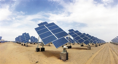                                         
	
	圖為青海光伏電站內(nèi)光伏矩陣一角。

	　　 近日，總投資3000余萬元的青海省果洛藏族自治州瑪多縣11座村級(jí)光伏電站開工建設(shè)，項(xiàng)目的建設(shè)運(yùn)營將惠及瑪多縣11個(gè)貧困村628戶1686名貧困人口