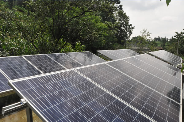                                         
	　　“收益穩(wěn)定，省心省力，這種扶貧方式要的。”2018年7月，貴州省普安縣羅漢鎮(zhèn)涼水村格體組村民張定成，指著自家屋頂上新裝快一個(gè)月的分布式發(fā)電系統(tǒng)高興地說