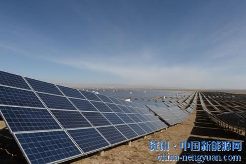                                                                                                                                                                     
	　　這是一片光的海洋。

	　　在青海省海南州共和縣龍羊峽水電站八公里處，蒼茫的戈壁灘上，你會看到荒漠中一望無垠的太陽能發(fā)電板面朝南方，微微昂頭，接受太陽的光輝，釋放著綠色能源