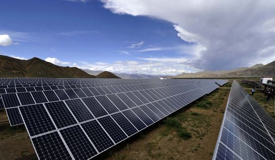 經(jīng)過90天緊張工作，青海水電集團海南共和50兆瓦光伏電站于近日提前建成，一次性成功并網(wǎng)發(fā)電。該項目的成功投產(chǎn)不僅刷新了我省同規(guī)模光伏發(fā)電項目建設速度的記錄，壯大了青海水電集團的新能源業(yè)務，同時也為我省加快建設綠色能源示范省作出了新的貢獻