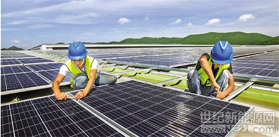 
 
7月9日，技術(shù)人員在舟山市定海區(qū)金塘西堠工業(yè)集聚區(qū)為屋頂分布式光伏發(fā)電項(xiàng)目進(jìn)行最后的組件連接檢查。該項(xiàng)目總裝機(jī)容量為5864.32千瓦，預(yù)計(jì)年發(fā)電量650萬度左右