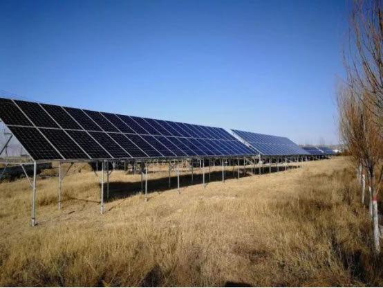                                         
	　　土默特左旗位于內蒙古自治區(qū)中部，是呼和浩特市和包頭市之間的一座小城。這里生活著漢、回、滿、朝鮮等25個民族，是內蒙古高原連片貧困地區(qū)