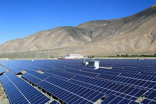 近日，中國(guó)電建（601669）集團(tuán)吉林省電力勘測(cè)設(shè)計(jì)院有限公司設(shè)計(jì)的河北淶源乾禹10兆瓦光伏扶貧電站并網(wǎng)運(yùn)行。該項(xiàng)目是吉林院承攬的首個(gè)山地光伏發(fā)電項(xiàng)目