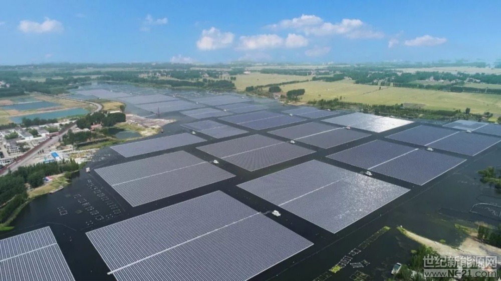  7月11日，在第二屆領(lǐng)跑者計(jì)劃之水面光伏電站交流會暨水面光伏電站設(shè)計(jì)與設(shè)備選型研討會上，陽光浮體科技有限公司副總經(jīng)理肖福勤發(fā)表了題為“漂浮式光伏電站新挑戰(zhàn)與新技術(shù)”的演講，與技術(shù)專家、產(chǎn)業(yè)界人士共同探討如何通過技術(shù)創(chuàng)新促進(jìn)漂浮式光伏的發(fā)展。



肖福勤指出，國內(nèi)漂浮電站從最初的粗放式建設(shè)到現(xiàn)在的精細(xì)化設(shè)計(jì)，對上游產(chǎn)品制造及下游設(shè)計(jì)施工都提出了更高的要求