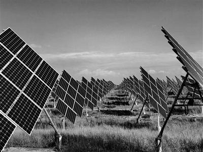 
	中國(guó)儲(chǔ)能網(wǎng)訊：共和出發(fā)，沿著G214國(guó)道一路向南，約摸半個(gè)小時(shí)的車(chē)程，車(chē)窗外的景象漸漸變得單調(diào)而又蕭瑟起來(lái)，塔拉灘到了。這片曾以荒漠化聞名的廣袤土地，如今因?yàn)樾履茉丛俅巫哌M(jìn)人們的視野