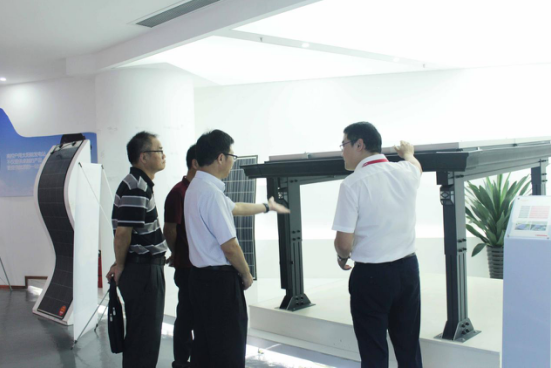 7月10日下午，佛山市禪城區(qū)政協(xié)主席殷輝一行領(lǐng)導(dǎo)蒞臨南控總部參觀指導(dǎo)。在南控電力總經(jīng)理劉香峰的陪同和介紹下，禪城區(qū)政協(xié)主席殷輝一行領(lǐng)導(dǎo)觀賞了南控展廳展示的技術(shù)最先進(jìn)、新穎獨(dú)特的南控產(chǎn)品，觀看了公司專業(yè)高效的各部門團(tuán)隊(duì)精神面貌，了解了南控當(dāng)前的業(yè)務(wù)模式、當(dāng)前發(fā)展?fàn)顩r及未來的發(fā)展規(guī)劃