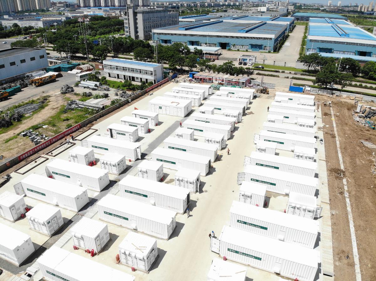 
	中國(guó)儲(chǔ)能網(wǎng)訊：2018年7月10日20點(diǎn)50分，隨著鎮(zhèn)江電力公司電力調(diào)度控制中心一聲令下，24兆瓦PCS變流器對(duì)電池正常充電，國(guó)內(nèi)最大規(guī)模電網(wǎng)側(cè)儲(chǔ)能系統(tǒng)項(xiàng)目江蘇鎮(zhèn)江大港五峰站成功并網(wǎng)，標(biāo)志著大規(guī)模電池儲(chǔ)能系統(tǒng)應(yīng)用于電網(wǎng)側(cè)領(lǐng)域邁出關(guān)鍵一步。



	


	據(jù)悉，江蘇鎮(zhèn)江受諫壁電廠3臺(tái)330兆瓦燃煤機(jī)組退役影響，今年電網(wǎng)迎峰度夏在用電高峰期間將會(huì)面臨電力緊張局面