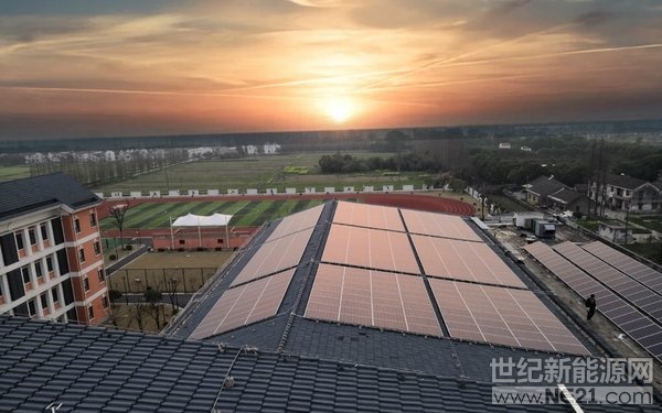 上海市松江區(qū)新浜學(xué)校每年種樹將近6000棵，堪稱綠色環(huán)?？?。這6000棵樹并非造林工程，而是新浜學(xué)校屋頂光伏電站每年產(chǎn)生綠電減排二氧化碳的效果