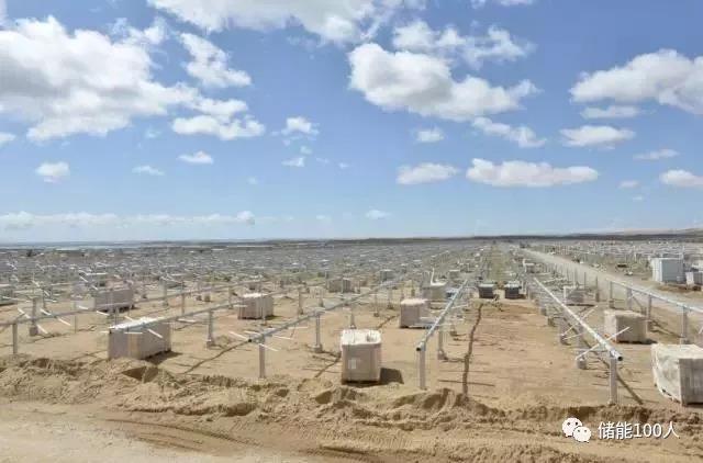 
	中國儲能網訊：青海新能源經濟走向升級十字路口，儲能野火乘風而起。



	文|李鳶兒



	一年前被狙掉的青?！帮L電+配套10%儲能”新政，以一種企業(yè)自行實踐的方式，為青海風電儲能，留下了它日燎原的火種
