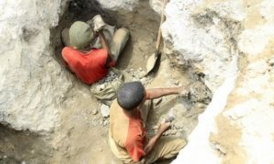 
	中國儲能網(wǎng)訊：據(jù)外媒報道，日本松下電器產(chǎn)業(yè)株式會社一名高管表示，為降低成本，該公司計劃在未來2-3年將量產(chǎn)車用電池的鈷含量減半。


	松下汽車業(yè)務負責人Yoshio Ito在一次媒體圓桌會議上稱，該公司已研發(fā)出了該類電池，但在量產(chǎn)之前需要進行各種評估