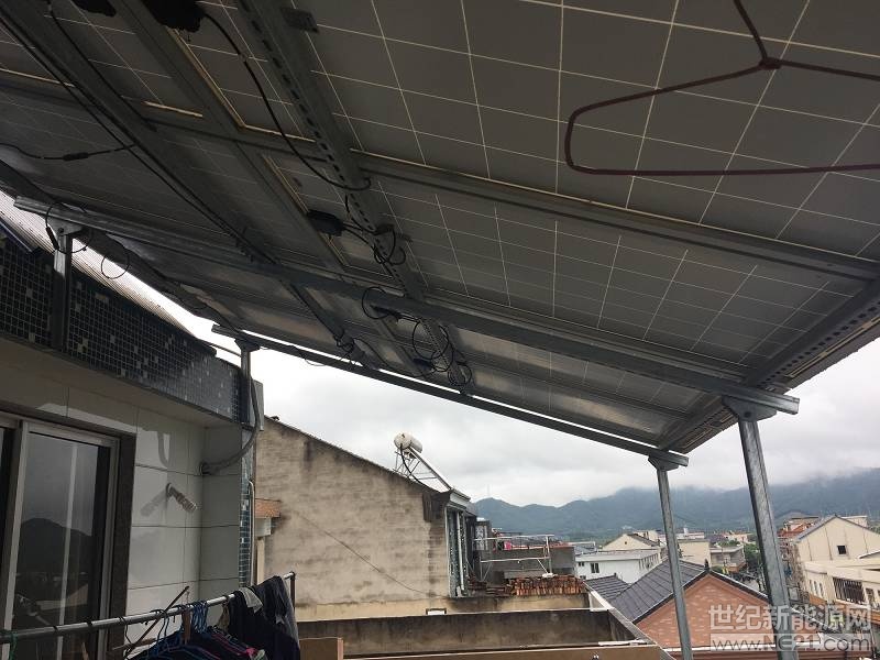  如今越來越多的家庭都安裝上了光伏電站，隨著光伏電站安裝數(shù)量的增多，不少人也都擔(dān)心光伏電站是否會(huì)有輻射，那么安裝家庭光伏電站對(duì)人體有沒有影響?具體的情況如何呢?下面跟小編一起來了解吧。




電磁輻射是如何產(chǎn)生的呢?

根據(jù)電磁學(xué)基本理論，帶電粒子周圍會(huì)有相應(yīng)的電場(chǎng)分布，隨時(shí)間變化的帶電粒子會(huì)產(chǎn)生變化的電場(chǎng);由于帶電粒子周圍電位不同的兩點(diǎn)之間存在電位差，因此在兩點(diǎn)間形成了電壓;當(dāng)大量的帶電粒子定向移動(dòng)時(shí)便形成了電流，電流周圍產(chǎn)生磁場(chǎng)，隨時(shí)間變化的電流則會(huì)產(chǎn)生變化的磁場(chǎng)