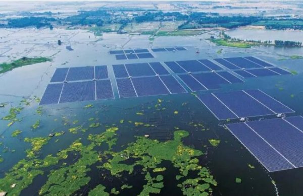                                         
	　　根據(jù)路透社的報道，歐洲第一個太陽能電池板回收工廠不久前建成，在今年年內(nèi)，這家工廠將回收1300噸太陽能電池板。未來，工廠所屬機構(gòu)還將在全球設(shè)立更多類似的回收工廠