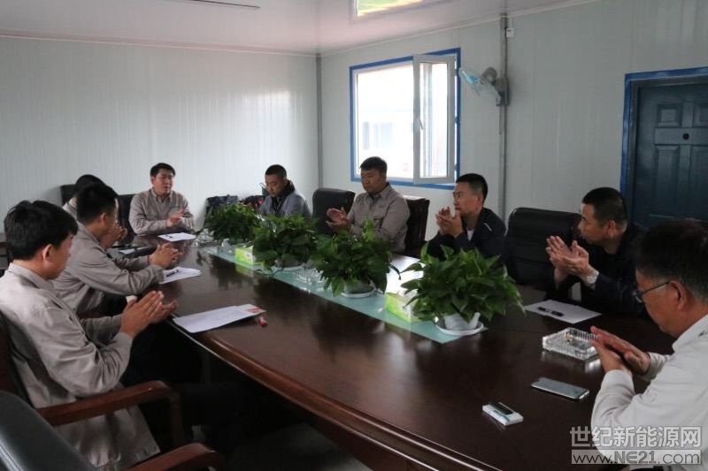  （通訊員 閆洪生）為加強(qiáng)黨建引領(lǐng)、服務(wù)基地建設(shè)，根據(jù)黨章有關(guān)規(guī)定，基地鎮(zhèn)賚、大安兩個(gè)項(xiàng)目部分別向中共白城市能源開發(fā)服務(wù)中心黨組提交了成立臨時(shí)黨支部申請(qǐng)，并得到中共白城市能源開發(fā)服務(wù)中心黨組批準(zhǔn)，同時(shí)指派侯冠宇和孫野同志分別擔(dān)任鎮(zhèn)賚和大安項(xiàng)目部臨時(shí)黨支部書記。


 
6月27日、28日，在基地鎮(zhèn)賚、大安項(xiàng)目部分別召開了臨時(shí)黨支部成立大會(huì)暨第一次全體黨員大會(huì)，會(huì)議由臨時(shí)黨支部書記主持，市能源開發(fā)服務(wù)中心黨辦主任付明哲、基地現(xiàn)場(chǎng)指揮部辦公室主任閆洪生列席參加了會(huì)議